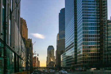 New York, ABD - 18 Kasım 2009: Manhattan gökdelenleri, mavi gökyüzü arka planı, ABD 