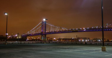 Philadelphia, ABD - 20 Kasım 2009: Manhattan ile anakarayı birbirine bağlayan bir asma köprü