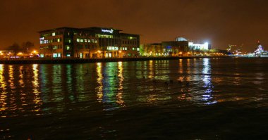 Philadelphia, ABD - 20 Kasım 2009: Okyanus kıyısındaki nehir suyunda renkli ışık yansımaları