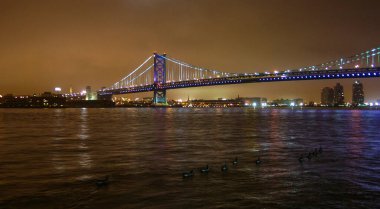 Philadelphia, ABD - 20 Kasım 2009: Manhattan ile anakarayı birbirine bağlayan bir asma köprü
