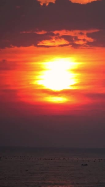 Κόκκινο Ηλιοβασίλεμα Στα Σύννεφα Πάνω Από Θάλασσα Στην Περιοχή Της — Αρχείο Βίντεο