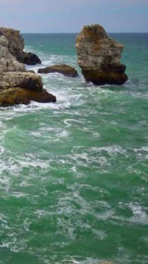 Kayalık bir sahil yakınında şiddetli fırtına, denizde köpüklü beyaz dalgalar, Karadeniz, Bulgaristan