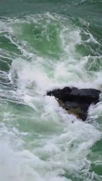 Silná Bouře Skalnatého Pobřeží Bílé Vlny Pěnou Moři Černé Moře — Stock video