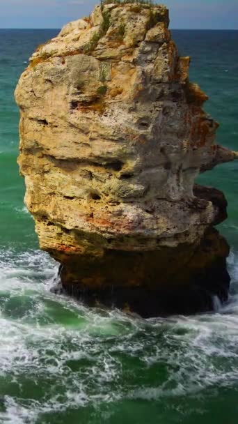 岩の多い海岸近くの強い嵐 海に泡のある白い波 ブルガリア — ストック動画