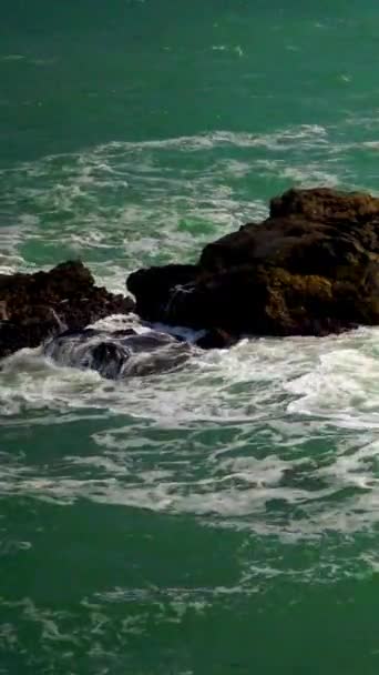 保加利亚黑海 岩石海岸附近的强烈风暴 海面上有泡沫的白浪 — 图库视频影像
