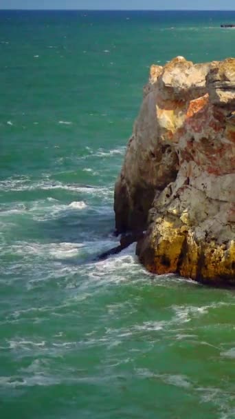 Ισχυρή Καταιγίδα Κοντά Βραχώδη Ακτή Λευκά Κύματα Αφρό Στη Θάλασσα — Αρχείο Βίντεο