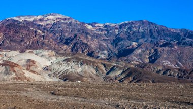 Ölüm Vadisi Ulusal Parkı 'ndaki Salt Valley' i çevreleyen dağlar