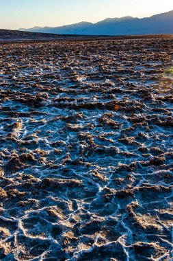 Ölüm Vadisi 'nde, Kaliforniya' daki Ölüm Vadisi Ulusal Parkı 'nda çölde güneşin sıcağında tuzlanmış tuzlu bir plato.