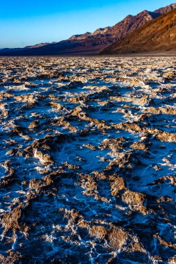 Ölüm Vadisi 'nde, Kaliforniya' daki Ölüm Vadisi Ulusal Parkı 'nda çölde güneşin sıcağında tuzlanmış tuzlu bir plato.