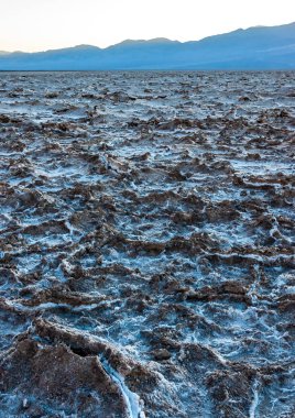 Ölüm Vadisi 'nde, Kaliforniya' daki Ölüm Vadisi Ulusal Parkı 'nda çölde güneşin sıcağında tuzlanmış tuzlu bir plato.