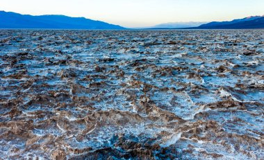 Ölüm Vadisi 'nde, Kaliforniya' daki Ölüm Vadisi Ulusal Parkı 'nda çölde güneşin sıcağında tuzlanmış tuzlu bir plato.