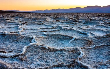 Ölüm Vadisi 'nde, Kaliforniya' daki Ölüm Vadisi Ulusal Parkı 'nda çölde güneşin sıcağında tuzlanmış tuzlu bir plato.