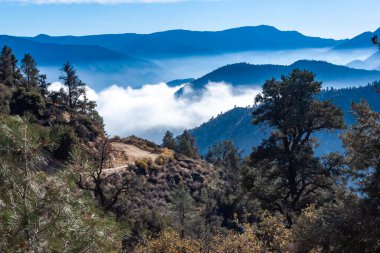 Bulutların arkasındaki güzel dağ manzarası, ufuktaki dağ katmanları, Sierra Nevada Dağları, Kaliforniya, ABD