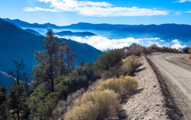 Bulutların arkasındaki güzel dağ manzarası, ufuktaki dağ katmanları, Sierra Nevada Dağları, Kaliforniya, ABD