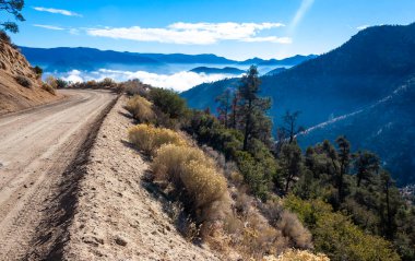 Bulutların arkasındaki güzel dağ manzarası, ufuktaki dağ katmanları, Sierra Nevada Dağları, Kaliforniya, ABD