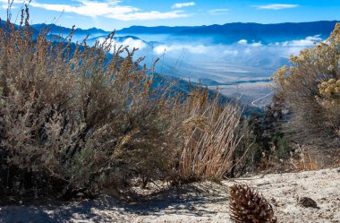 Bulutların arkasındaki güzel dağ manzarası, ufuktaki dağ katmanları, Sierra Nevada Dağları, Kaliforniya, ABD