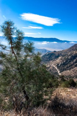 Bulutların arkasındaki güzel dağ manzarası, ufuktaki dağ katmanları, Sierra Nevada Dağları, Kaliforniya, ABD
