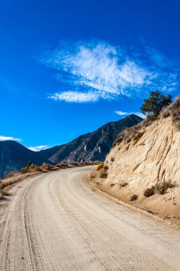 Doğal manzara, Sierra Nevada dağlarındaki bir dağ geçidi üzerindeki toprak yol, ABD