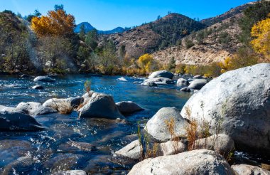 Sierra Nevada Dağları 'ndaki Mountain River, Kaliforniya, Batı Amerika Birleşik Devletleri