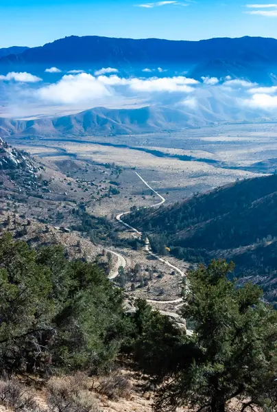 Bulutların arkasındaki güzel dağ manzarası, ufuktaki dağ katmanları, Sierra Nevada Dağları, Kaliforniya, ABD