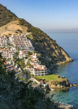 Avalon, Catalina Adası, Kaliforniya - 24 Kasım 2009: Dağ yamaçlarındaki kıyı rıhtımları ve binaların manzarası, Avalon, Catalina Adası