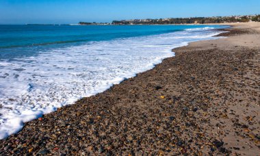 Pasifik Okyanusu, Kaliforniya 'daki Catalina Adası' nda kumlu kumsalda dalgaların oluşturduğu beyaz köpük.