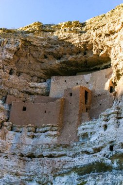 ABD, Arizona - 26 Kasım 2009: Montezuma Şatosu Ulusal Anıtı - Campe Verde, Arizona 'daki uçurum harabeleri