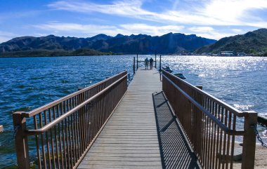 ABD, Arizona - 26 Kasım 2009: Arizona 'da bir gölde ahşap iskele