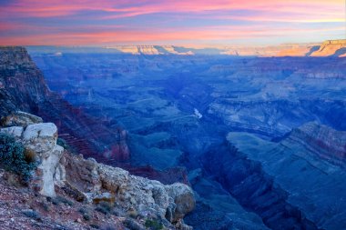 Büyük Kanyon manzarası canlı günbatımı renkleriyle yıkandı, Büyük Kanyon Ulusal Parkı, Arizona, ABD