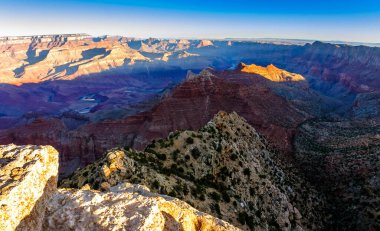 Büyük Kanyon manzarası canlı günbatımı renkleriyle yıkandı, Büyük Kanyon Ulusal Parkı, Arizona, ABD