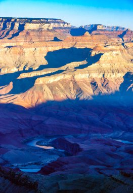 Büyük Kanyon manzarası canlı günbatımı renkleriyle yıkandı, Büyük Kanyon Ulusal Parkı, Arizona, ABD