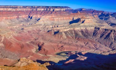 Büyük Kanyon manzarası canlı günbatımı renkleriyle yıkandı, Büyük Kanyon Ulusal Parkı, Arizona, ABD