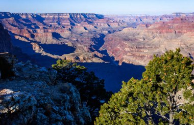 Büyük Kanyon manzarası canlı günbatımı renkleriyle yıkandı, Büyük Kanyon Ulusal Parkı, Arizona, ABD
