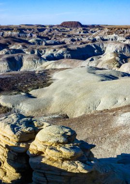 Petrified Forest Ulusal Parkı, Mavi Mesa, AZ 'deki eşsiz mavi renkli çorak arazinin çarpıcı manzarası.