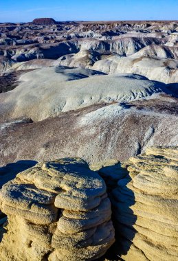 Petrified Forest Ulusal Parkı, Mavi Mesa, AZ 'deki eşsiz mavi renkli çorak arazinin çarpıcı manzarası.
