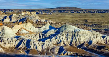 Petrified Forest Ulusal Parkı, Mavi Mesa, AZ 'deki eşsiz mavi renkli çorak arazinin çarpıcı manzarası.