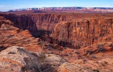 Katmanlı kırmızı kumtaşı kaya oluşumları, ABD 'nin Glen Kanyonu yakınlarındaki Arizona çölünde Jurasik tortul kayalar.