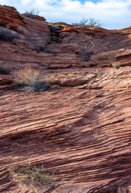 Katmanlı kırmızı kumtaşı kaya oluşumları, ABD 'nin Glen Kanyonu yakınlarındaki Arizona çölünde Jurasik tortul kayalar.