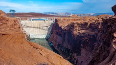 Glen Kanyonu barajı Colorado Nehri 'ni geride tutuyor. Arizona' da sayfa yakınlarında Powell Gölü yaratıyor.