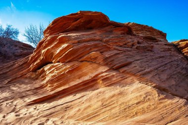 Katmanlı kırmızı kumtaşı kaya oluşumları, ABD 'nin Glen Kanyonu yakınlarındaki Arizona çölünde Jurasik tortul kayalar.