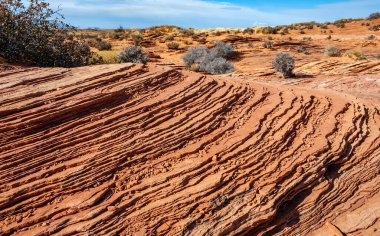 Katmanlı kırmızı kumtaşı kaya oluşumları, ABD 'nin Glen Kanyonu yakınlarındaki Arizona çölünde Jurasik tortul kayalar.
