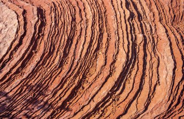 Katmanlı kırmızı kumtaşı kaya oluşumları, ABD 'nin Glen Kanyonu yakınlarındaki Arizona çölünde Jurasik tortul kayalar.