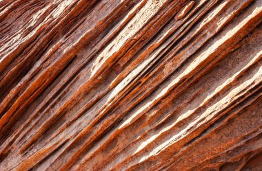 Katmanlı kırmızı kumtaşı kaya oluşumları, ABD 'nin Glen Kanyonu yakınlarındaki Arizona çölünde Jurasik tortul kayalar.