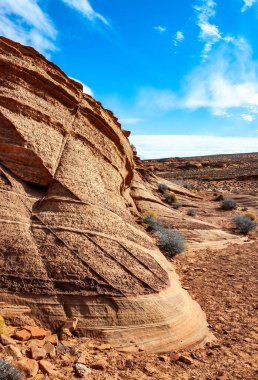Katmanlı kırmızı kumtaşı kaya oluşumları, ABD 'nin Glen Kanyonu yakınlarındaki Arizona çölünde Jurasik tortul kayalar.