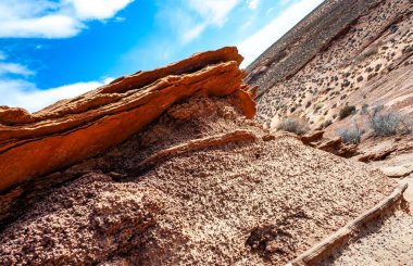 Katmanlı kırmızı kumtaşı kaya oluşumları, ABD 'nin Glen Kanyonu yakınlarındaki Arizona çölünde Jurasik tortul kayalar.