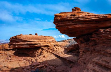 Katmanlı kırmızı kumtaşı kaya oluşumları, ABD 'nin Glen Kanyonu yakınlarındaki Arizona çölünde Jurasik tortul kayalar.