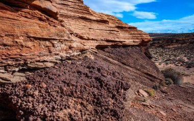 Katmanlı kırmızı kumtaşı kaya oluşumları, ABD 'nin Glen Kanyonu yakınlarındaki Arizona çölünde Jurasik tortul kayalar.