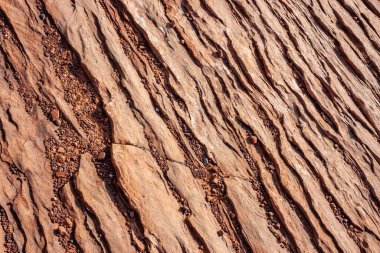 Katmanlı kırmızı kumtaşı kaya oluşumları, ABD 'nin Glen Kanyonu yakınlarındaki Arizona çölünde Jurasik tortul kayalar.
