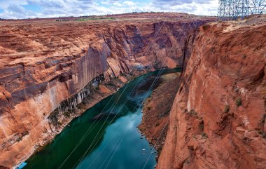Colorado Nehri 'nin karşısındaki Hoover Barajı elektrik santralinden aktarım hattı.