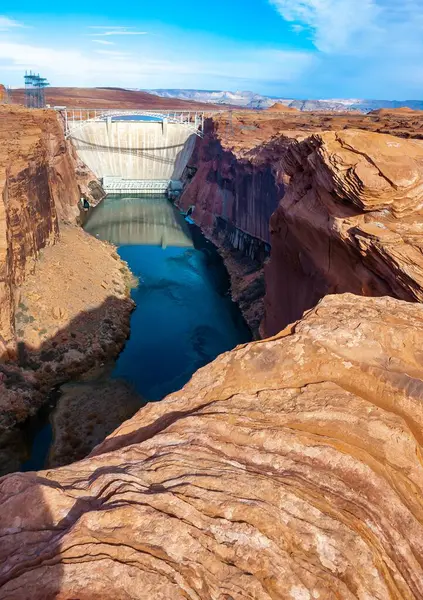 Glen Kanyonu barajı Colorado Nehri 'ni geride tutuyor. Arizona' da sayfa yakınlarında Powell Gölü yaratıyor.